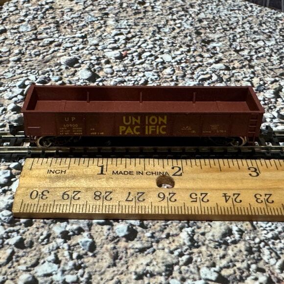 Atlas N Scale 2402 Union Pacific Gondola - Picture 2 of 8